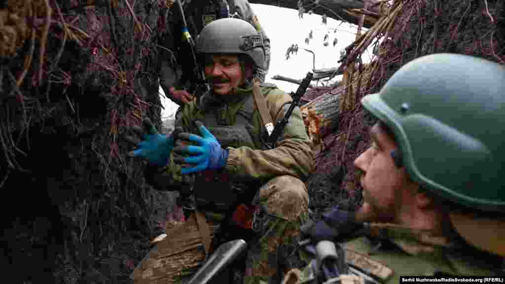 Поки є вільна хвилина, військові розповідають жарти з цивільного життя 