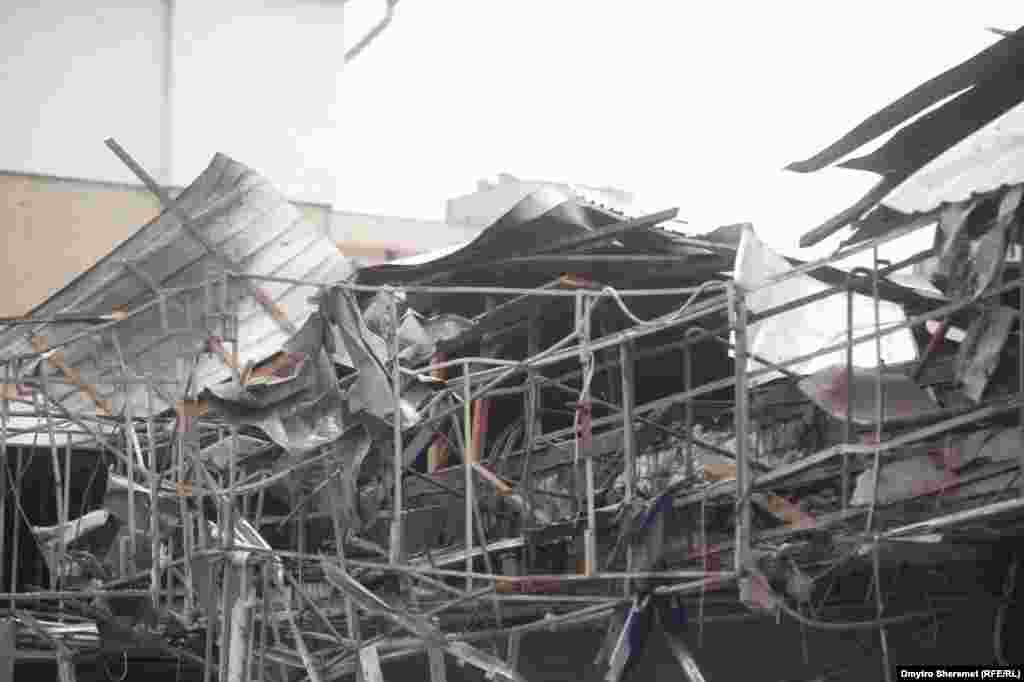 Понівечені обстрілом дахи 