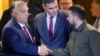 Президент України Володимир Зеленський (праворуч) тисне руку прем’єр-міністру Угорщини Віктору Орбану (ліворуч) перед початком засідання саміту Європейського політичного співтовариства у Гранаді, Іспанія, 5 жовтня 2023 року