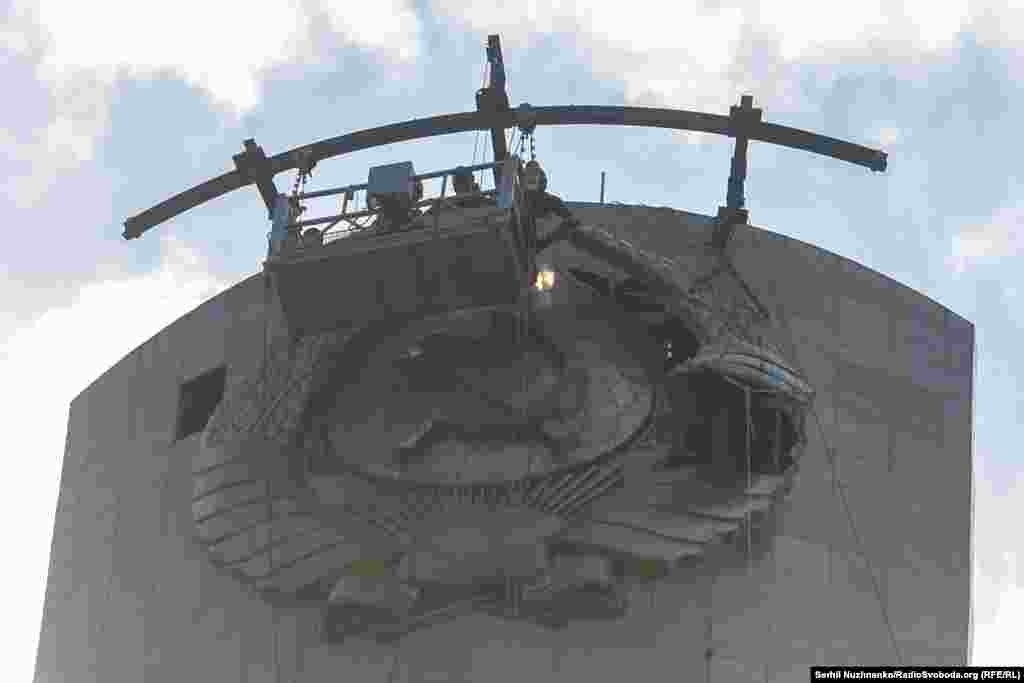 Момент зняття елементу радянського герба зі щита «Батьківщини-матері»