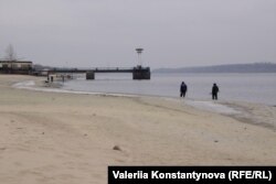 Люди з металошукачами на центральному пляжі Запоріжжя (ілюстраційне фото)