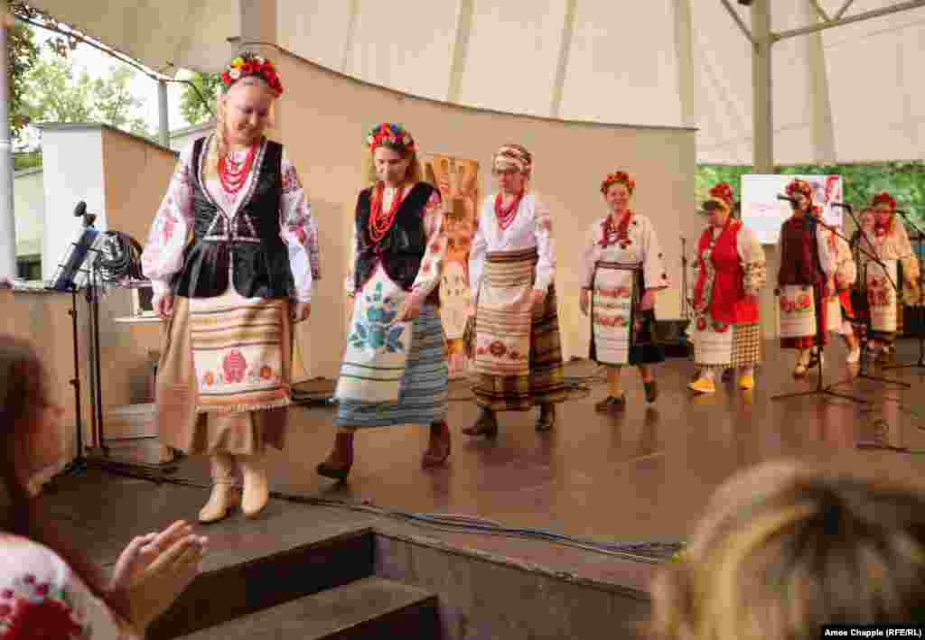 Фольклорний ансамбль «Сяйво бенд», який складається із жінок з різних куточків України, залишає сцену після виступу на фестивалі у Празі 19 травня 2024 року. «Наступного року ми плануємо організувати дводенний фестиваль вишиванки і запросити до участі більше національностей», – розповіла Марія Скиба про плани на майбутнє фестивалю