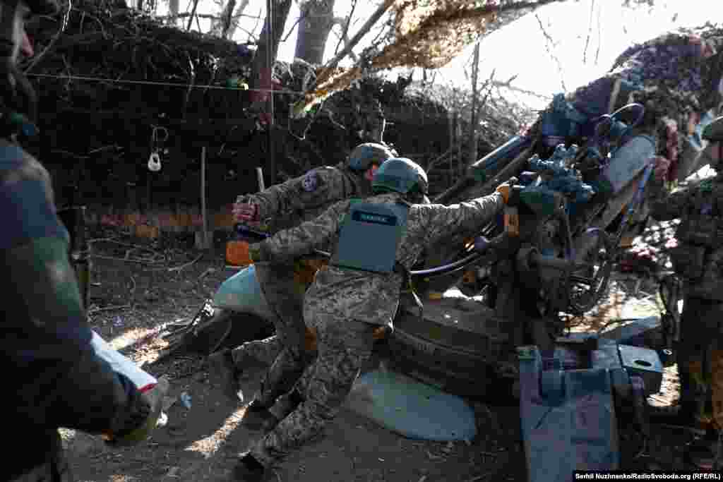 Команда «До бою!» і розрахунок готується до бойової роботи. Заряджаючий вкладає заряд у лоток, а двоє інших членів розрахунку гармати досилають його у ствол. Потім підносяться заряди, які замковий досилає рукою та зачиняє затвор