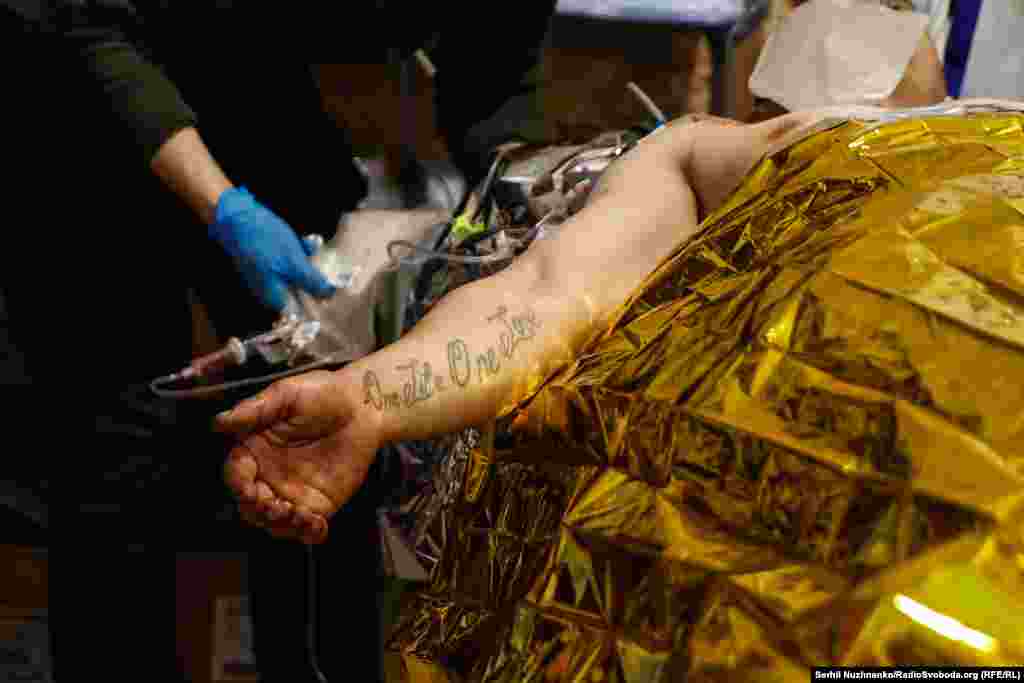 Татуювання на руці пораненого військового «Одне життя, одне кохання»  Стабілізаційний пункт, Авдіївський напрямок, березень 2024 року