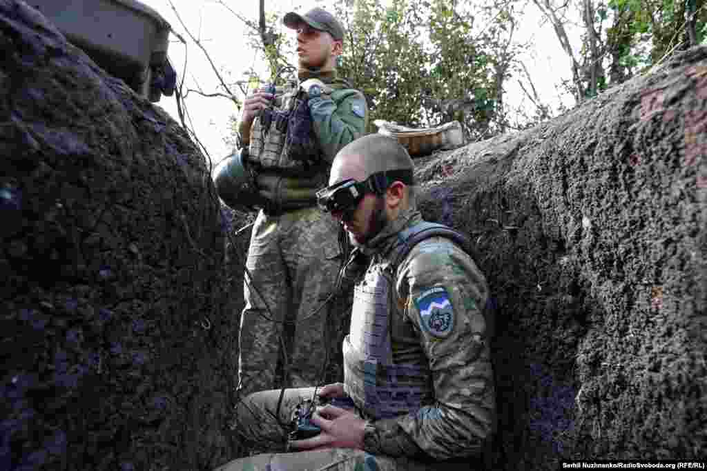 Рація оживає хриплим голосом:  « – З Ниркового до Берестового їде техніка, як прийняв?    – Плюс.    – Ще С-60    – Працюємо, +»