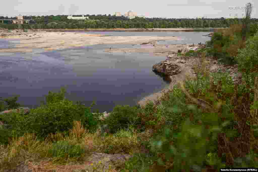 Через обміління Дніпро можна перейти пішки