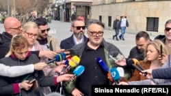 Bosna i Hercegovina, Banjaluka, novinar Aleksandar Trifunovic daje izjavu ispred institucija bh. entiteta Republika Srpska, 9. marta 2023.