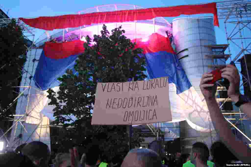 Učesnici protesta zadržali su se oko ispred zgrade TV Pink oko sat vremena.
