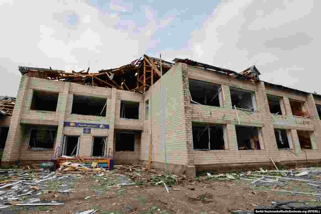 Освітній заклад у селі Кухарі Київської області після тимчасової російської окупації, березень 2022 року / Станом на березень 2024 року шкільний заклад відремонтували й тут відновили навчання 