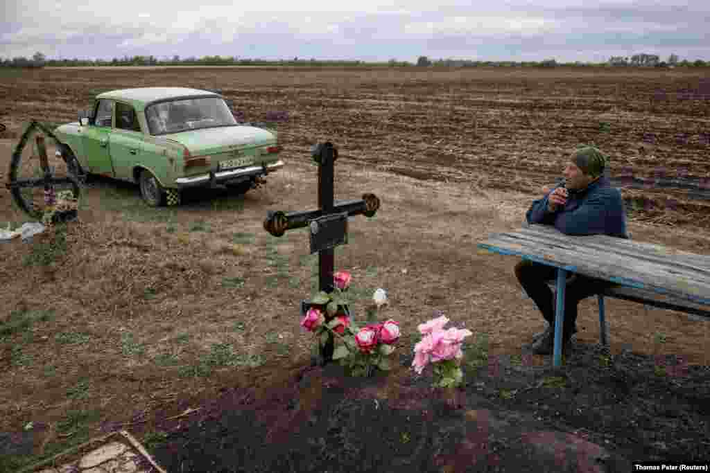 Чоловік сів перепочити від викопування могил для загиблих від російського ракетного обстрілу 5 жовтня у селі Гроза. За його словами Сергія Болвінова, на цих поминках зібралися місцеві жителі: «Всі вони загинули через російську ракету. Це звичайні люди. Пенсіонери, вчителі, медики, друзі. Всі загиблі і поранені – цивільні люди. Серед них немає жодного загиблого чи пораненого військовослужбовця».  