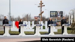 Зліва направо: прем’єр Словаччини Едуард Геґер, президент Молдови Майя Санду, президент України Володимир Зеленський, прем’єр Словенії Роберт Голоб і прем’єр Хорватії Андрей Пленкович під час відзначення річниці визволення міста Буча від армії РФ. Буча, 31 березня 2023 року