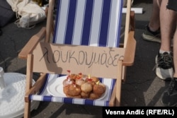 Grčke krofne na akciji "Letovanje ispred Narodne skupštine".