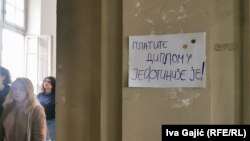 Poruka "Platite diplomu, jeftinije je" u zgradi fakulteta.