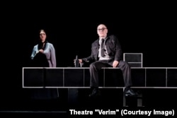 Герой п'єси Батько вигукує репілку, яка є квінтесенцією твору Чапека: «Між вічним миром і пошестю я оберу хворобу»