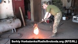 Євген, військовослужбовець 148-ї окремої артилерійської бригади, як і в цивільному житті, у війську працює зі зварювальним апаратом