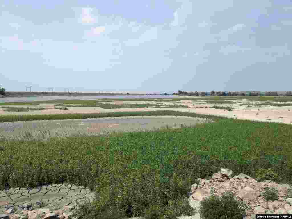 Перебувати поруч із тим, що раніше було «Каховським морем», небезпечно через постійні російські обстріли. Російські військові, перебуваючи у машинних залах ГЕС від 24 лютого 2022 року, перешкоджали персоналу виконувати їхні обов'язки. На світанку 6 червня 2023 року відбулося руйнування тієї частини греблі водосховища, де була Каховська ГЕС.   