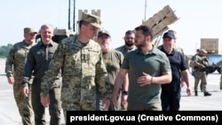 Президент Володимир Зеленський (праворуч) у День Збройних Сил ЗСУ оглянув сучасні зразки озброєння та військової техніки