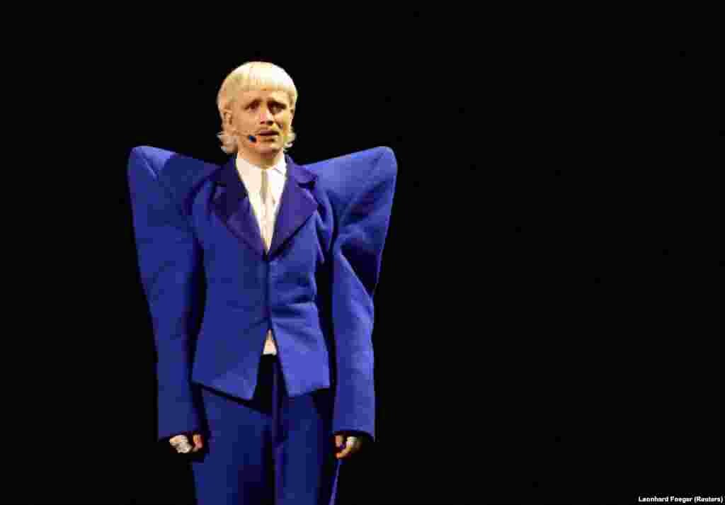 Йост Кляйн, який представляє Нідерланди, виступає на сцені під час репетиції другого півфіналу пісенного конкурсу «Євробачення-2024» у Мальме, Швеція, 8 травня 2024 року