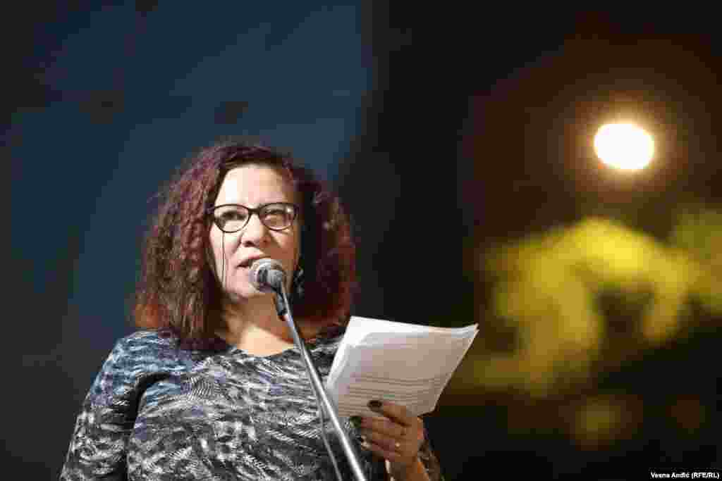 "Prošlo je više od 100 dana od nezamislive tragedije koja nam se desila, od kad smo na najbrutalniji način suočeni sa potpunim kolapsom državnog obrazovnog sistema", rekla je suspendovana profesorka Zrenjaninske gimnazije Senka Jankov okupljenima ispred zgrade RTS-a.  