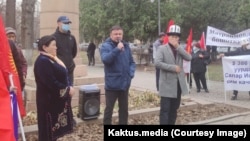 Шайлообек Атазов Райымбек Матраимовду коргоо акциясына чыккан учур. 19-февраль, 2021-жыл.