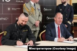 Олександр Камишін, міністр стратегічних галузей промисловості України та Ніколя Шамуссі з Nexter Group на 1-му Міжнародному Форумі Оборонних Індустрій. Київ, 29 вересня 2023 року