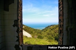 Pogled na luku Sazan sa srušene zgrade.