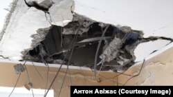 Пробита ракетою стеля у квартирі першого пораненого в Харкові 24 лютого 2022 року