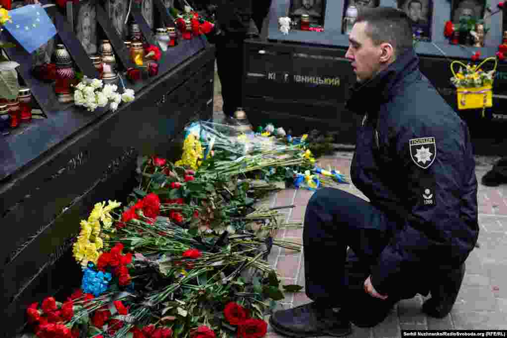 Інформація про те, що у подіях Революції гідності брали участь російські правоохоронці та снайпери – це фейк. Про це під брифінгу 19 лютого заявив Олексій Донський, керівник департаменту в справах Майдану Офісу генпрокурора.«Це красива версія, яка не ґрунтується на реальних фактах. Вбивали, вчиняли насильницькі злочини саме українські правоохоронці, які отримували вказівки від української влади», – зазначив Донський. Водночас він наголошує: Росія мала «величезний вплив» на схвалення рішень під час Революції гідності, і саме тоді бере початок «гібридна» агресія РФ проти України