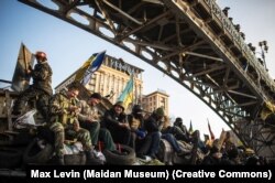 Готель «Україна» (на задньому плані) під час Революції гідності