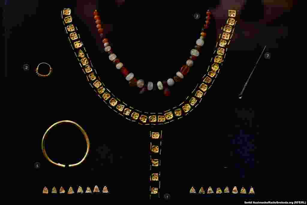 После окончания выставки в Амстердаме, в Украину вернули только 19 артефактов из коллекции киевского музея; на крымское собрание — 565 предметов со страховой стоимостью 1,5 млн евро — претендовала Россия, которая к тому времени уже аннексировала полуостров