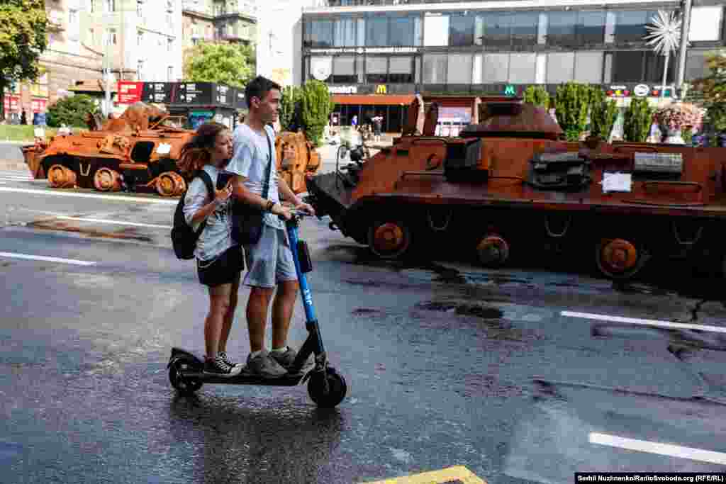 Знищена Силами оборони України російська військова техніка на Хрещатику. Київ, Хрещатик, 21 серпня 2023 року Міський голова Києва Віталій Кличко через ризик російських ракетних ударів повідомив про «окреме доручення» щодо недопущення масових заходів на День національного прапора – 23 серпня і на День Незалежності – 24 серпня