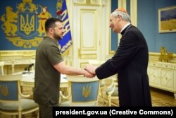 Президент України Володимир Зеленський і кардинал Маттео Марія Дзуппі, спеціальний представник папи Римського Франциска. Київ, 6 червня 2023 року