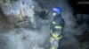 Рятувальник працює на місці російського удару по Одесі, архівне фото