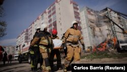 Унаслідок влучання ракет по житлових будинках у Дніпрі та Умані вночі 28 квітня загинули в цілому щонайменше 25 людей (з них двоє у Дніпрі)