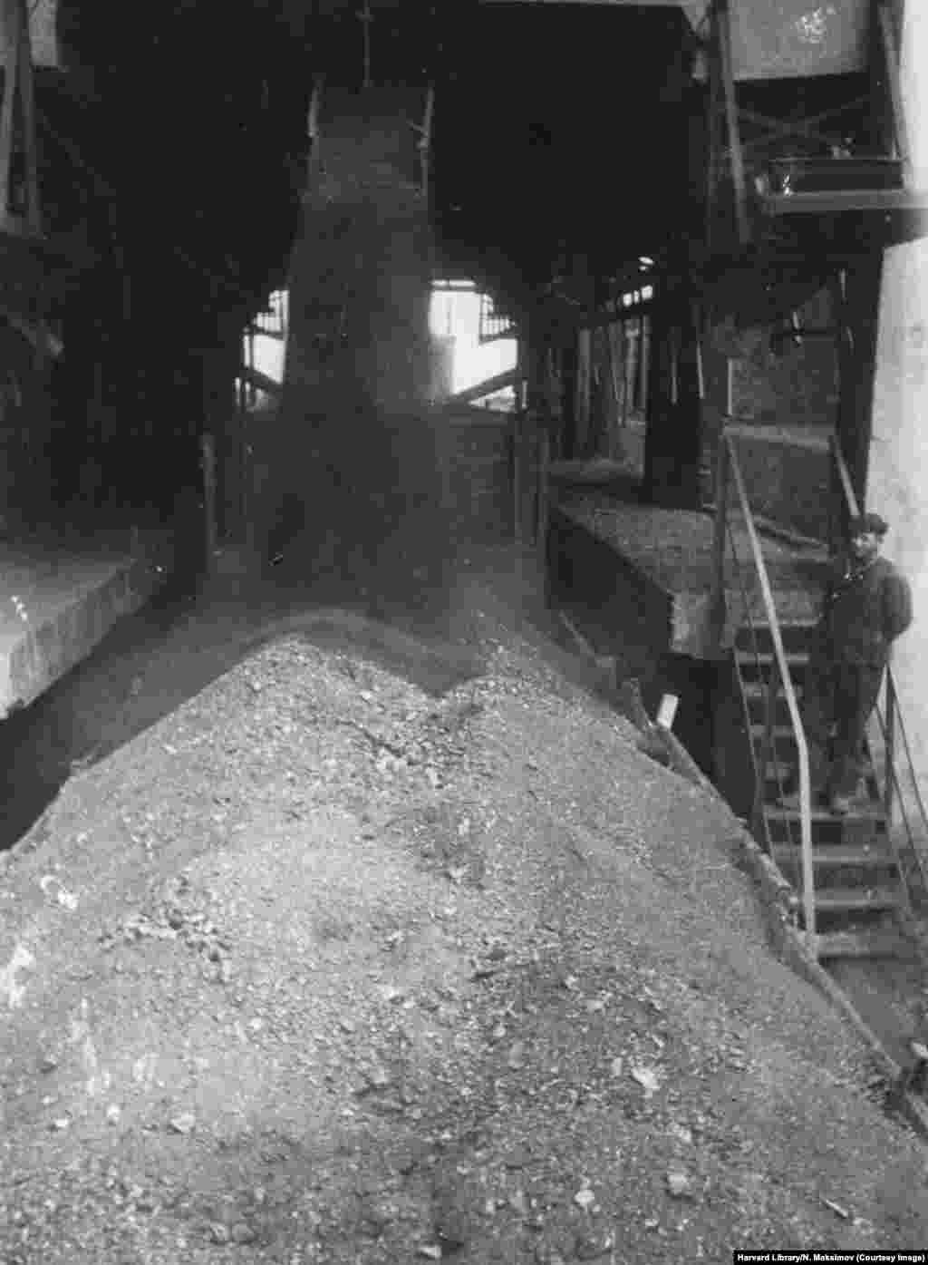 Вугілля завантажують у вагон на відновленій шахті на Донбасі