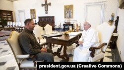 Керівник Офісу президента України Андрій Єрмак і папа Римський Франциск. Ватикан, 8 червня 2024 року