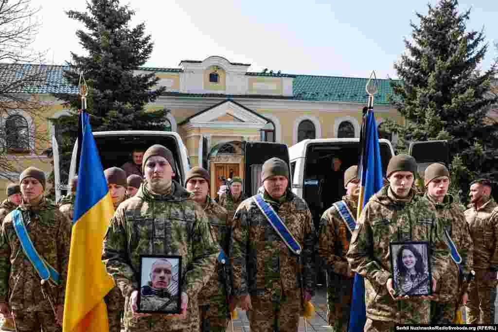 Квіти і прапори Церемонія прощання пройшла в Михайлівському соборі. Портери 