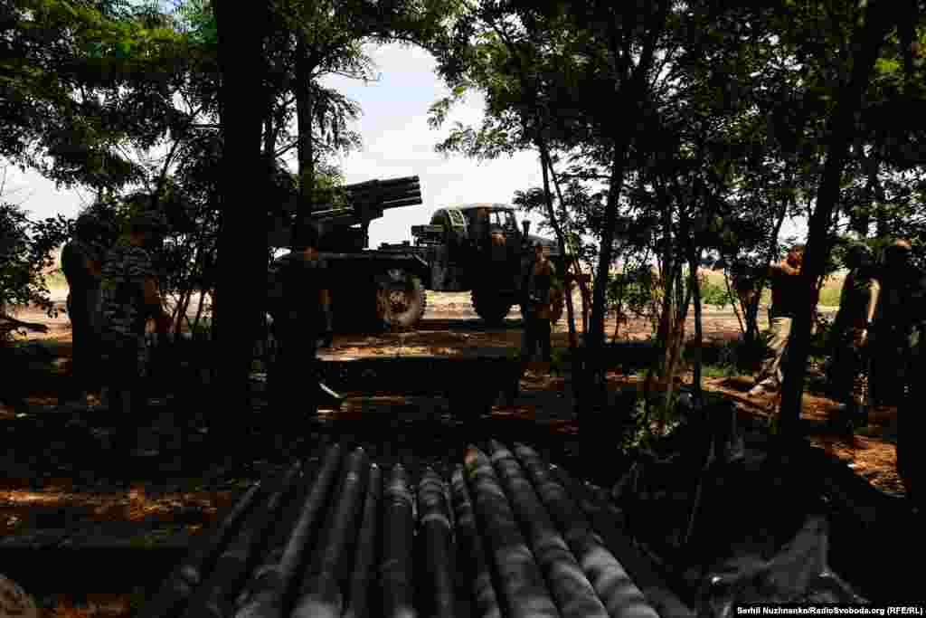 Авто приїхало на зарядження, всі полишають свої справи і приступають до спільної роботи 