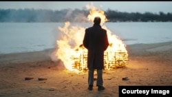 Широкой российской публике о народе меря может быть известно разве что из фильма "Овсянки" по одноименной повести Дениса Осокина. На скриншоте запечатлён ритуал прощания одного из главных героев с умершей женой.