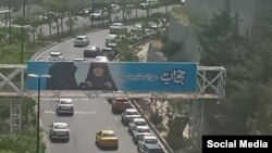 کاربران در واکنش به این بنر نوشتهاند حجاب نه «میراث مادرها»، بلکه یک انتخاب یا عادت شخصی است