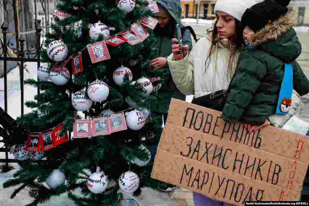 На ялинку також прикріпили фото захисників «Азовсталі» та інших полонених