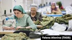 На швейній фабриці військового одягу та уніформи в Грозному отримують вищу за середню зарплату через брак робочої сили