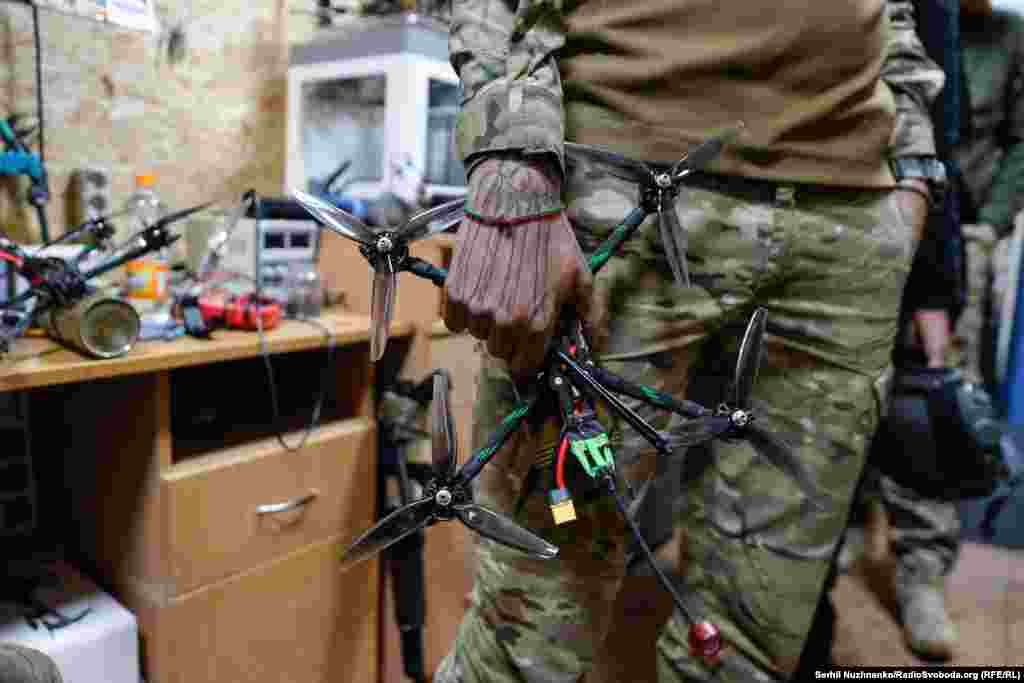 FPV-дрони стали невід'ємною частиною війни. Так пояснюють військові 108-го окремого гірсько-штурмового батальйону 10-ї окремої гірсько-штурмової бригади «Едельвейс». Щоденно за допомогою цих «пташок» пілоти знешкоджують техніку супротивника та запобігають просуванню російських військ під Соледаром