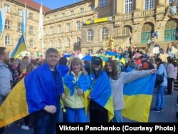 Нині Вікторія з сім’єю живе в Німеччині. На нині окупованій території залишаються її бабусі і дідусь