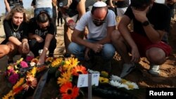 Прощання із однією із жертв нападу «Хамасу» на музичний фестиваль, внаслідок чого загинуло щонайменше 260 людей. Під час похорону дівчині в Ашкелоні на півдні Ізраїлю, 10 жовтня 2023 року