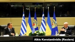 Міністр оборони України Олексій Резніков (праворуч) і міністр оборони Греції Ніколаос Панагіотопулос. Атени, 6 квітня 2023 року