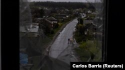 Внаслідок атаки пошкоджені будівля ліцею, комерційні підприємства, повністю зруйнована школа. Фот ілюстративне