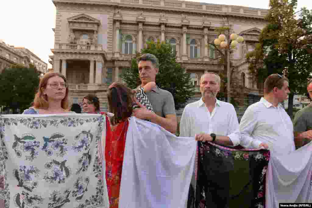 Vlasti u Srbiji, uprkos presudama međunarodnog suda, negiraju da je u Srebrenici počinjen genocid, već ga karakterišu kao "strašan zločin". Predstavnici vlasti nisu prisustvovali komemorativnom skupu. Na fotografiji: Đorđe Miketić, opozicioni poslanik koalicije "Zajedno-Moramo" u Skupštini Srbije (u sredini) i opozicioni poslanik Aleksandar Olenik (desno od Miketića).