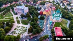 Контури фундаменту Десятинної церкви, яку збудували в 989–996 роках. Її вважають першою кам'яною церквою України-Русі. Ліворуч у верхній частині світлини – Національний музей історії України, а праворуч – Андріївська церква