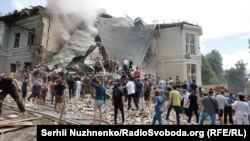 Люди допомагають розбирати завали в лікарні «Охматдит», яка пошкоджена внаслідок атаки РФ, 8 липня 2024 року